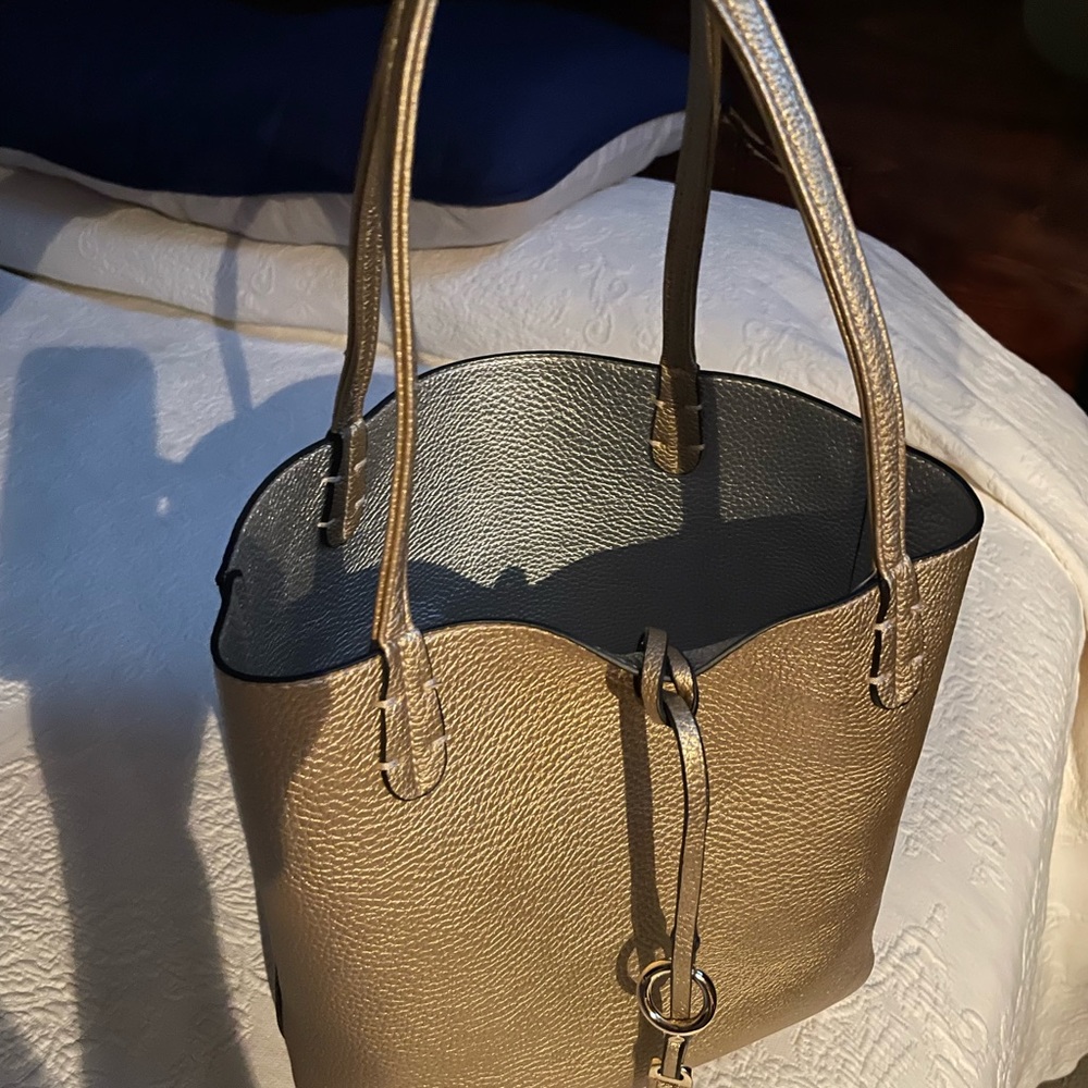 ❌❌SOLD❌❌🥰Reversible🥰 LEATHER GOLD/SILVER Bag. SILVER with LARGE outside pocket‼️
